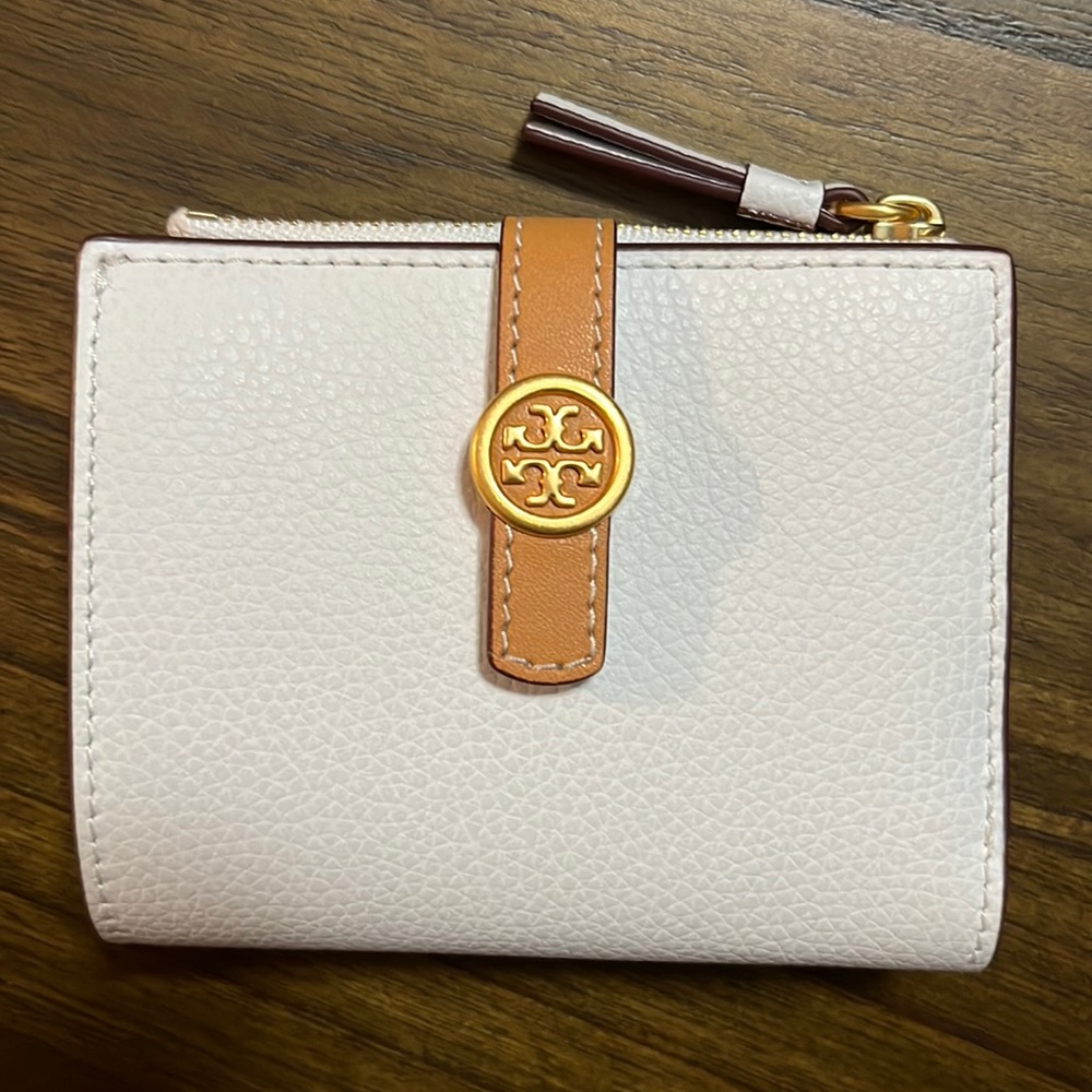 Tory Burch white bi-fold wallet. Like new!